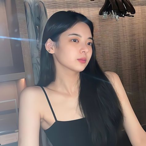 Girlfriend Kpop, Princess Lia, Lia Itzy, Black Hair Kpop, Hair Icon, Bare Face, My Kind Of Woman, Shy Girls, Fantasy Dress