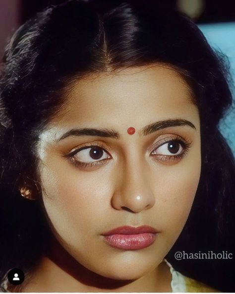 Suhasini Actress, Suhasini Maniratnam, Shreya Saran Hot, Actors Images, Arab Women, Beautiful Lips, Hot Pics, Indian Actress Hot Pics, Cute Actors