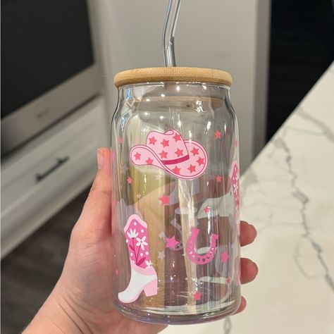 Christmas Glass Cups, Preppy Cups, Glass Cup Design, Smoothie Cups, Pink Stanley, Glass Tumbler Design, Big Little Basket, Glass Cup With Lid, Pink Cowboy Hat