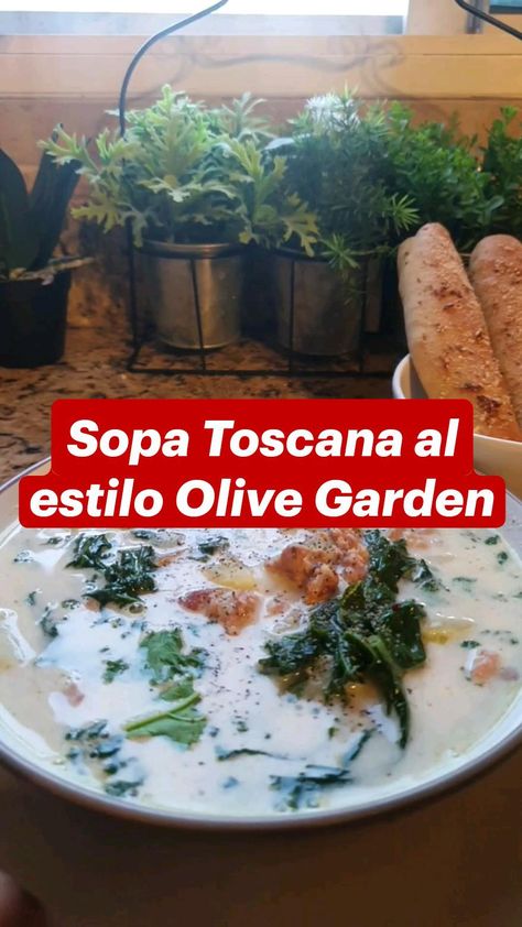 Zuppa Toscana del restaurante Olive Garden es una de mis sopas favoritas! Te dejo los ingredientes para que puedas hacerla desde la comodidad de tu propia casa.

3 Salchicha italiana molida y cocinada
 • 6 rebanadas de tocino grueso cocinado en cubitos
 • 1/2 cebolla blanca grande cortada en cubitos pequeños
 • 2 dientes de ajo finamente picados
 • 1 litro de caldo de pollo
 • 1 tazas de agua
 • 1 taza de media crema o crema de leche
 • 2 tazas de Col rizada picada
 • 1 1/2 de papas medianas cortadas redondas
 • sal y pimienta al gusto Sopa Toscana Olive Garden, Sopa Toscana, Olive Gardens, Olive Garden, Snacks