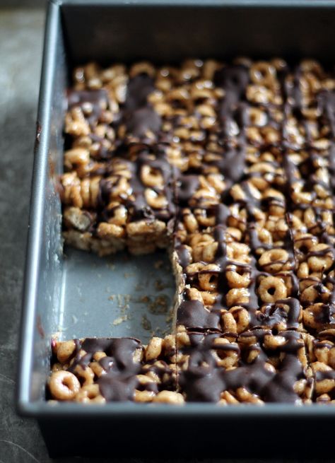 These cheerio bars are easy to make and made with only 6 ingredients - cheerios, honey, almond butter, flaxseed meal, dark chocolate and coconut oil! Cereal Bars Homemade, Cheerios Recipes, Cheerio Bars, Cereal Bars Recipes, Chocolate Almond Butter, Homemade Cereal, 100 Calorie, Ambitious Kitchen, Cereal Bar