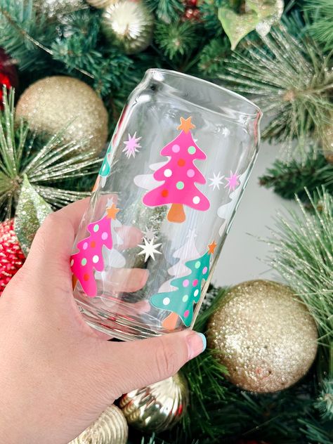 Glass Cup Painting Ideas Christmas, Soda Cocktails, Pink And Green Christmas, Groovy Christmas, Crafts Sewing Projects, Cup Designs, Custom Tumbler Cups, Christmas Cup, Cup Ideas