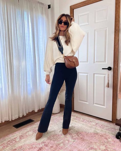 Outfits With Flare Leggings, Flared Leggings Outfit Winter, Black Flare Leggings Outfit, Flared Legging Outfit, How To Style Flares, Outfits With Flares, Flare Leggings Outfit, Explore Outfit, Karina Style