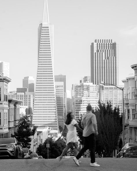 San Francisco really decided to show off for these two. #sanfranciscoengagement #weddinginspo #weddinginspiration Telegraph Hill San Francisco, San Francisco Photoshoot, San Francisco Engagement Photos, Sf Wedding, San Francisco Engagement, Pre Wedding Shoot Ideas, City Engagement Photos, Photos Inspo, Save The Date Photos