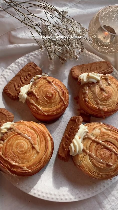 Whisk - Lotus suprême croissant Supreme Croissant Recipe, Fancy Croissants, Biscoff Croissant, Croissant Pastry Recipe, Croissant Donut Recipe, Supreme Croissant, Croissant Ideas, Roll Croissant, Croissant Bakery