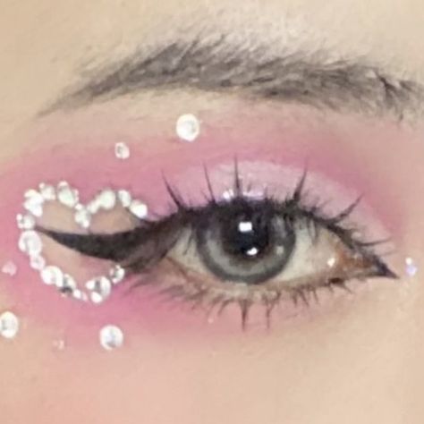 Pink Star Eye Makeup, Twice Concert Makeup Ideas, Kawaii Pink Makeup, Cute Makeup Looks Pink, Pink Star Makeup, Trilogy Tour Makeup Ideas, Pink And Black Makeup Looks, Cute Pink Makeup Looks, Cute Make Up Looks