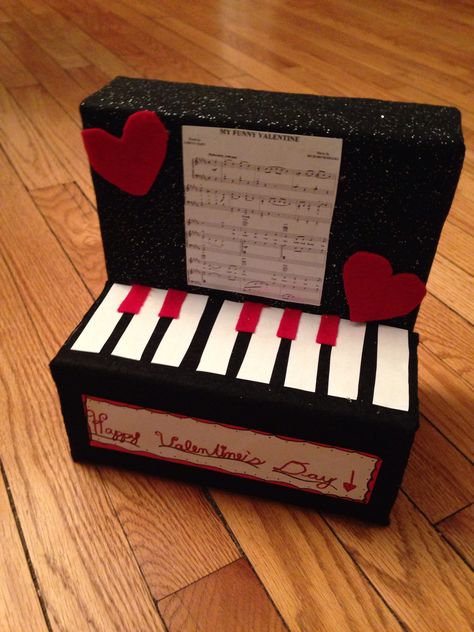 Maddies finished piano Valentine's Day box. Piano Valentine Box Ideas, Valentine Mailbox Ideas Diy Mail Boxes, Music Valentine Box Ideas, Valentine Box Ideas For School Taylor Swift, Valentine Box Ideas For Adults, Valentine’s Day Box Ideas, Cool Valentine Boxes, Unique Valentine Box Ideas, Valentines Box Ideas