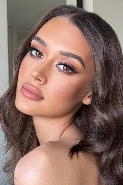 Wedding Bridesmaid Makeup Brown Eyes, Matron Of Honor Makeup Ideas, Chic Makeup Looks Classy, Soft Contour Makeup, Makeup For Wedding Guest Classy, Wedding Guest Makeup Brown Eyes, Bridesmaid Hair And Makeup, Bride Makeup Brown Eyes, Makeup For Brunettes