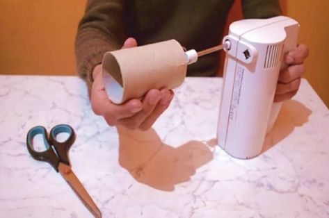 12 geniale tricks med toiletruller som kommer til at gøre underværker i hverdagen Winding Yarn, Bra Hacks, Simple Life Hacks, Paper Rolls, Toilet Paper Roll, Toilet Roll, Paper Roll, Loom Knitting, Shower Tile