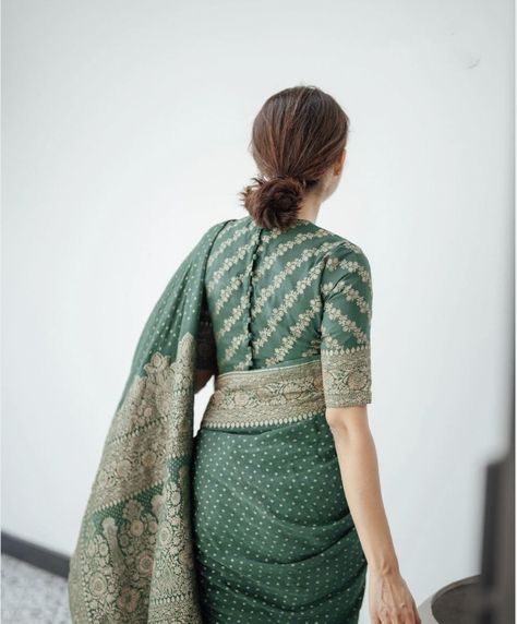 Katan Saree Blouse Design, Banarasi Saree Outfit Ideas, Banaras Saree Blouse Design, Benares Blouse Designs, Banarasi Sari Blouse Designs, Cream Saree With Contrast Blouse, High Neck Work Blouse Designs, Wedding Saree For Mother, Professional Blouse Designs