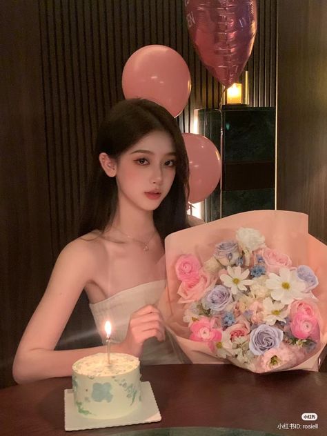 Birthday Picture Poses For Women, Birthday Dinner Poses, Ulzzang Birthday, Birthday Dinner Pictures, Happy Birthday Clip, Birthday Aesthetic, Cute Birthday Pictures, Birthday Clips, Cute Birthday Ideas