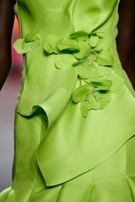 Pantone Greenery 2017 Angel Sanchez, Forever Green, Green Pictures, Trendy Shirt Designs, Love Bird, 2016 Fashion, Pantone Color, Fashion Colours, Green Fashion