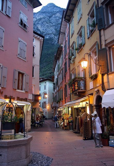 Comer See, Lake Garda Italy, Garda Lake, Garda Italy, Italian Lakes, Lake Garda, Northern Italy, Beautiful Places To Visit, Places Around The World