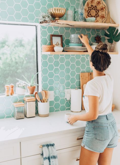 Backsplash Unique, Blue Hexagon Tile, Hexagon Tile Backsplash, Model Dapur, Tropical Kitchen, Sweet Kitchen, Hexagon Tile, Bohemian Kitchen, Herringbone Backsplash