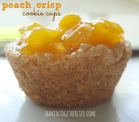 Peach crisp cookie cups - there is no better combination that a cinnamony oatmeal cookie crust and a rich, tangy peach filling! Bite sized and perfect for picnics! Apple Snickerdoodle, Oatmeal Cookie Crust, Easy Peach Crisp, Peach Filling, Peach Cookies, Dessert Squares, Peach Pie Filling, Cookie Crisp, Peach Recipes