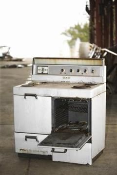 Painting your oven door can give you additional years of use out of a used appliance. Painting Appliances, Dual Oven, Old Stove, Self Cleaning Ovens, Vintage Stoves, Interior Clean, Kitchen Stove, Oven Cleaning, Electric Oven