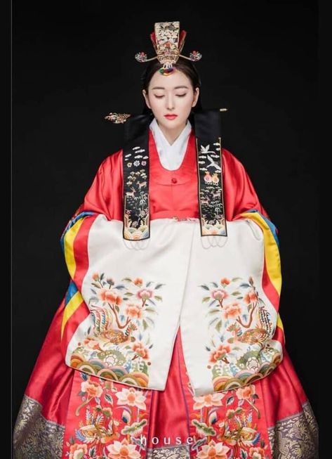 Hwarot (Traditional Wedding dress of Korea) Korean Wedding Dress Traditional, Korean Mythology, Korean Wedding Dress, Korean Traditional Clothing, Traditional Wedding Dress, Touch Your Heart, Fashion Illustration Tutorial, Korean Photo, Korean Traditional Dress