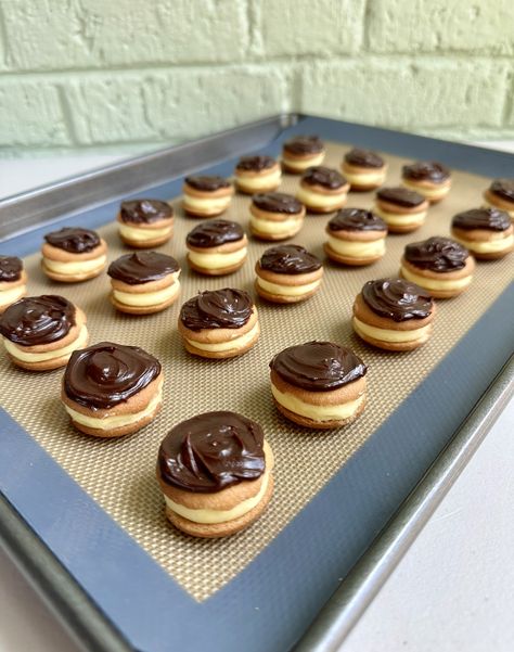 Boston Cream Pie Cookie Bites Chocolate Cream Pie Bites, Cookie Pies Mini, Boston Cream Cookies, Christmas Cookie Cups, Boston Cream Cookie Bites, Boston Cream Pie Cookies, Mini Boston Cream Pie Bites, Boston Crème Pie Cookie Bites, Boston Cream Pie Bites