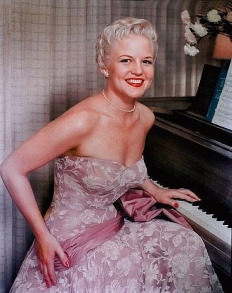 Peggy Lee - The Siamese Cat Song (1955) See more : https://classix.vietut.com/b491659406 Lola Albright, Cat Song, Judy Holliday, Peggy Lee, Mitzi Gaynor, Julie London, Rose Pink Dress, Star Style, Golden Age Of Hollywood