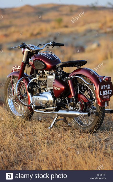 Bullet Standard 350, Vintage Royal Enfield, Royal Enfield Classic 350cc, Classic 350 Royal Enfield, Old Bullet, Royal Enfield Wallpapers, 1950s Mens Fashion, Royal Enfield India, Triumph Motor