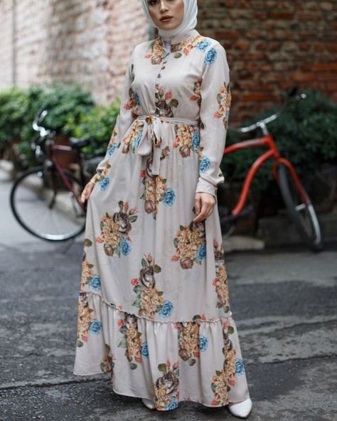 Modern Islamic Clothing, Mennonite Dress, Gamis Simple, Muslimah Fashion Casual, Casual Abaya, Hijab Fashion Summer, Beautiful Cocktail Dresses, Girls Dresses Sewing, Velvet Dress Designs