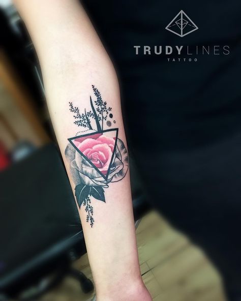 Triangle rose tattoo by Trudy Lines.   Rose tattoos are one of the most sought after tattoos in the world and has always been a classic symbol of beauty, balance and love. Enjoy! Lines Tattoo, Rose Tattoo Forearm, Sunflower Tattoo Shoulder, Pink Rose Tattoos, Glyph Tattoo, Inner Forearm Tattoo, Watercolor Tattoo Flower, Black Rose Tattoos, Triangle Tattoos