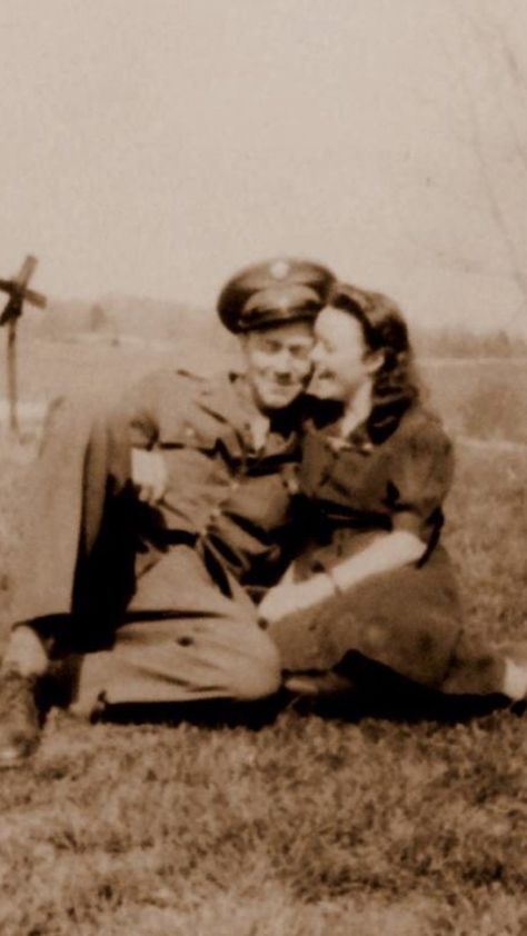 Love In Wartime, Old Fashion Love, 50s Love, Today I Learned, Old Fashioned Love, Vintage Couples, The Patriot, Military Love, Vintage Romance