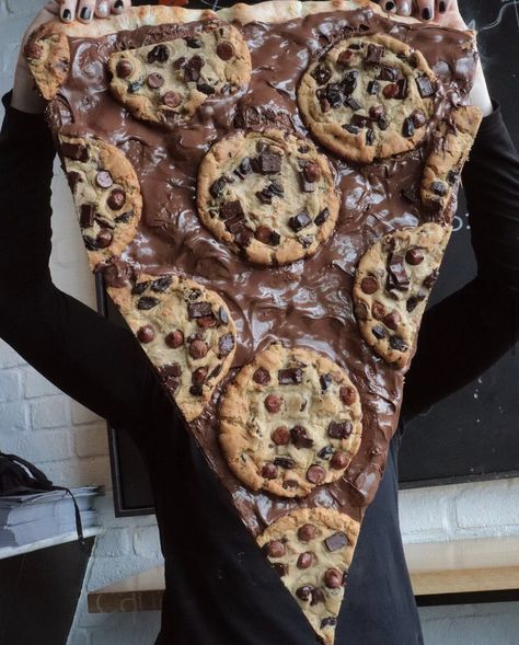 Chocolate Chip Cookie Pizza, Cookie Pizza, Junk Food Snacks, Yummy Comfort Food, Think Food, Sweet Snacks Recipes, Food Drinks Dessert, Delicious Snacks Recipes, Food Goals