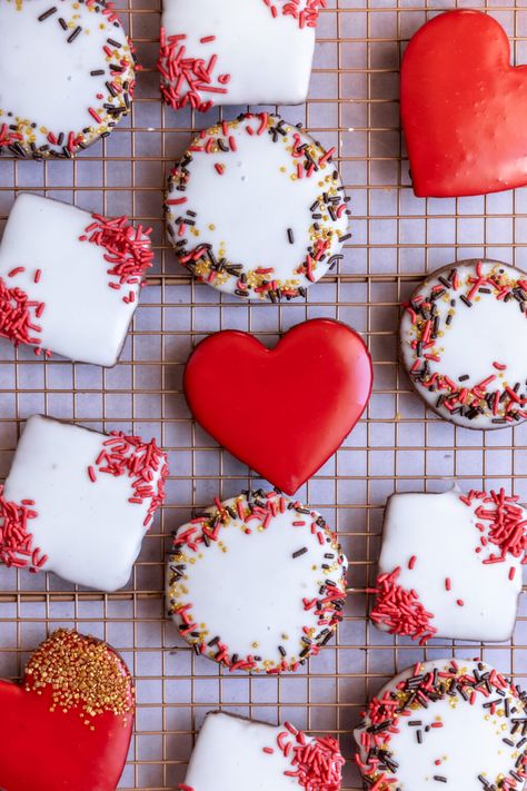 This easy cookie icing takes only 3 minutes to make in just one bowl! It's sweet, dries hard, and is perfect to decorate sugar cookies with. The best part is that you dont even need piping bags to decorate with this icing. Just dip, drip and go! This cookie icing recipe makes decorating holiday cookies easy and fun! Easy Cookie Icing, Decorate Sugar Cookies, Cookie Icing, Easy Cookies, Sugar Cookies Decorated, Corn Syrup, Sugar Cookies, Christmas Cookies, Syrup