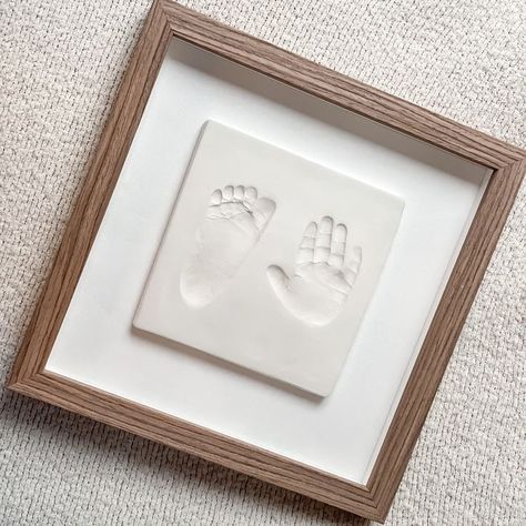 Newborn Keepsake Ideas Diy, Framed Handprints, Pregnancy Memory Ideas, Diy Baby Keepsakes, Wabi Sabi Nursery, Box Room Nursery Ideas, Baby Memory Box Ideas, Newborn Boy Gifts, Organic Modern Nursery