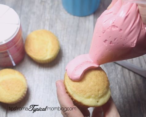 How to Frost a Cupcake with a Zip Lock Bag- Video Tutorial - Tips from a Typical Mom Easy Way To Frost Cupcakes, Frost A Cupcake, How To Ice Cupcakes, Easy Cupcake Frosting, Cupcake Frosting Techniques, Cupcake Frosting Tips, Desert Bars, Frost Cupcakes, Easy Cupcakes Decoration