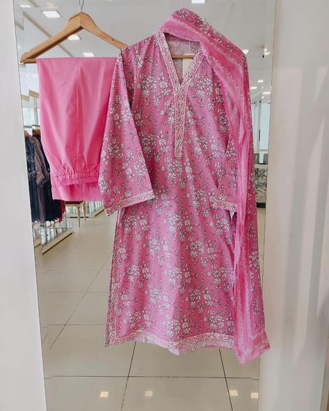 Aghanoor LIMITED 2024👗 ✨✨🏃‍♂️🏃‍♂️ Shop this look at www.Gulbuy.com Free Shipping : 🇬🇧🇧🇭🇶🇦🇴🇲🇮🇳🇸🇦🇦🇪🆓 23£ Flat shipping : Rest of the world Note : Credit : All copyrights goes to its Actual Owner Desi Shalwar Kameez, Bangladeshi Clothes, Dupatta Style, Pants Fabric, Simple Pakistani Dresses, Shalwar Kameez, Pakistani Dresses, Stylish Girl, Desi