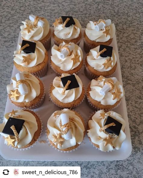 Posted @withregram • @sweet_n_delicious_786 Grad Themed Vanilla Cupcakes #joburgbaker #homemadewithlove❤️ #divine #cupcakesofinstagram🎂🍰 #alhumdulillahforeverything❤️ Grad Party Cupcakes, Graduation Cupcakes 2024, Grad Cupcakes, Senior Szn, Gold Cupcakes, Gold Sprinkles, Graduation Cupcakes, Graduation Cake, Cupcake Frosting