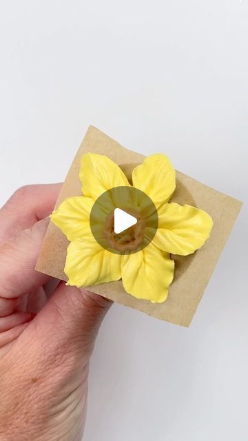 Victoria Jones | Decorated Sugar Cookies | Keller, TX on Instagram: "Here’s the secret to royal icing flowers 🌼   The secret to piping flowers like this daffodil with royal icing is using super stiff icing, especially if using a piping tip.   Your icing is stiff enough once the icing is no longer glossy and it leaves unmoving peaks in the air when you pull your spatula out of it.   Piping tip used was a @g.g.cakraft 101  #easterbaking #royalicingflowers #pipingskills #decoratedsugarcookies #springcookies #cookiesofinstagram #floralcookies #sugarart #edibleart #dfwcookies" Royal Icing Leaves, Daffodil Cake, Peanut Butter Icing, Flower Sugar Cookies, Piping Tip, Butterfly Cookies, Royal Icing Flowers, Chocolate Cake Designs, Piping Flowers