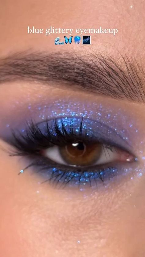 By: @paulina_kurkowska on IG Blue Glitter Eye Makeup, Blue Makeup Looks, Eye Makeup Techniques, Glitter Eye Makeup, Eye Makeup Steps, Makijaż Smokey Eye, Fairy Makeup, Makeup Eye Looks, Creative Eye Makeup