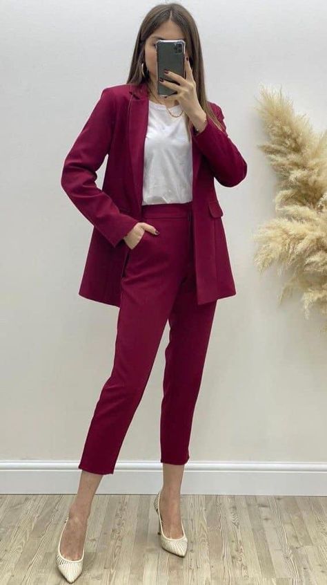 Graduation Suits For Women, Woman In Suit, Formal Blazer, Minimalist Fashion Women, Trousers White, Coat Trends, Stylish Suit, Business Outfits Women, Smart Outfit