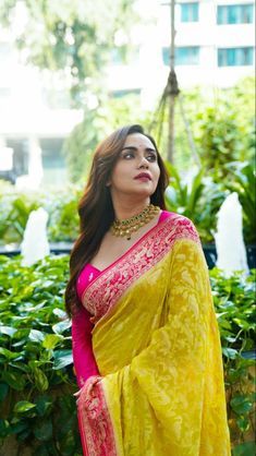 Amruta Khanvilkar Saree, Contrast Saree, Amruta Khanvilkar, Marathi Actress, Saree Wearing Styles, Indian Sari Dress, Fashionable Saree Blouse Designs, Fancy Sarees Party Wear, Silk Saree Blouse Designs