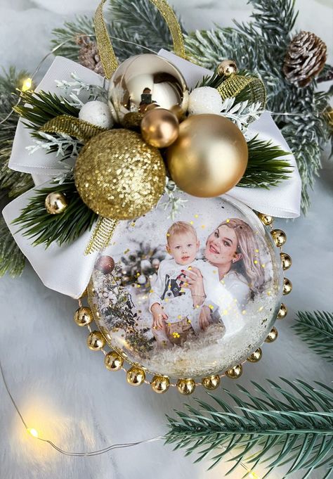 Diy Christmas Deco, Homemade Christmas Ornaments Diy, Christmas Fair Ideas, Snow Globe Crafts, Christmas Shoot, Photo Christmas Ornaments, Navidad Diy, Pretty Christmas, Christmas Ornaments Homemade