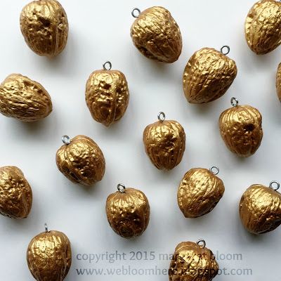 we bloom here: tutorial :: a golden walnut garland Christmas Nuts Decoration, Walnut Decoration Christmas, Walnut Crafts Christmas, Walnut Diy Crafts, Walnut Christmas Decorations, Walnut Christmas Ornaments, Walnut Garland, Walnuts Christmas, Walnut Decoration