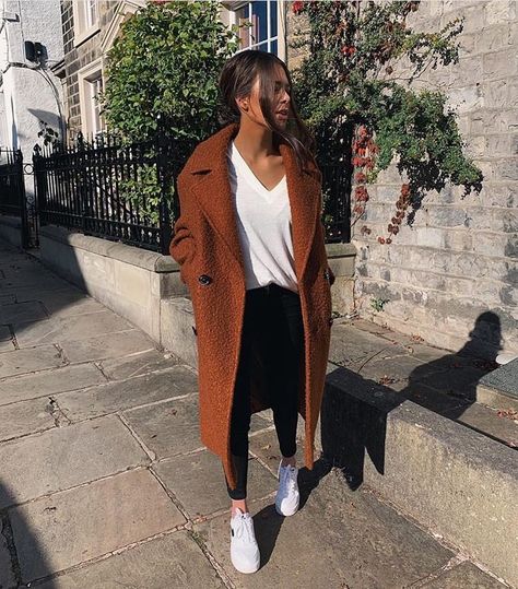 Orange Coat Outfit, Witte Sneakers Outfit, Winter Outfits With Sneakers, Outfits With Sneakers, Black And White Outfit, Outfit Essentials, Orange Coat, Chique Outfits, Orange Jacket