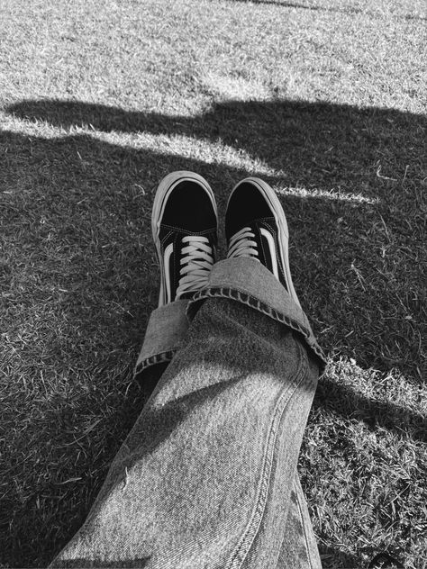 Old school vans and baggy skate jeans Vans Old Skool Aesthetic, Vans Aesthetic Outfit, Vans Outfit Aesthetic, Old Skool Vans Outfit, Aesthetic Skater, Vans Aesthetic, Old School Aesthetic, Skate Jeans, Vans Old School