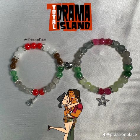 by @prassionplace on tiktok Total Drama Bracelets, Heather X Alejandro, Kisses Goodnight, Matching Couple Bracelets, Crystal Bead Jewelry, Drama Total, Iphone Wallpaper Pattern, Diy Bracelet Designs, Total Drama Island