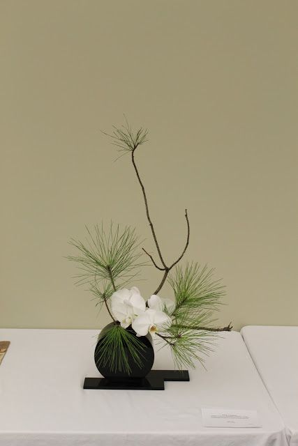 hanamai, the ikebana blog: Ikebana -- Living Flowers, Living Art, an exhibit Art Floral Japonais, Arreglos Ikebana, Ikebana Sogetsu, Floral Art Arrangements, Sogetsu Ikebana, Small Flower Arrangements, Ikebana Arrangements, Ikebana Flower Arrangement, Deco Nature