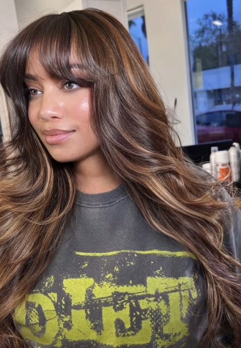 Brown W Highlights Hair, Bangs With Face Framing Highlights, Dark Brown Hair With Caramel Highlights And Curtain Bangs, Chocolate And Honey Hair Color, Baylage Black Woman, Hair Colour On Dark Skin, Caramel Highlights With Bangs, Chestnut Brown Highlights On Black Hair, Honey Blonde And Black Hair