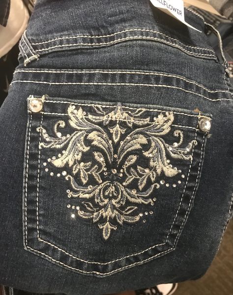 Back Pocket Jeans Embroidery, Back Pocket Design Jeans, Y2k Jeans Back Pocket, Embroidery On Jean Pockets, Bedazzled Jean Pockets, Jeans With Back Pocket Design, Y2k Jean Pockets, Diy Jean Pockets Design, Jean Decorations Ideas