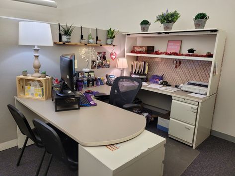 Cute Office Desk Decor At Work Professional, Cubical Organizer Ideas, Cute Work Cubicle Ideas, Cute Cubical Ideas For Work, Office Cube Decor, Cubical Aesthetic, Office Cubical Aesthetic, Cubical Decoration Ideas, Cubicle Decor Office Modern