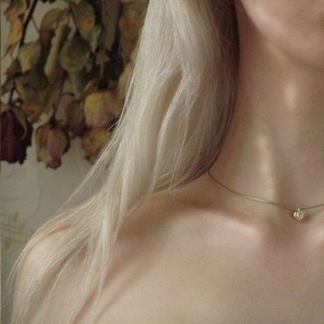 Aesthetic Collar Bone Picture, Defined Collar Bone, Pretty Bone, Clean Girl Aesthetic, Bone Necklace, Collar Bone, Golden Necklace, Golden Jewelry, 2025 Vision