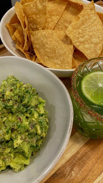 Guacamole Chips, Creamy Guacamole, Game Day Recipes, Spicy Margarita, Cocktail And Mocktail, Homemade Guacamole, Homemade Chili, Guacamole Recipe, Sour Cream And Onion