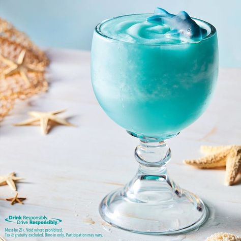 Mucho Shark Bowl - While Shark Week is generally a summer event, you can celebrate early thanks to Applebee’s new Mucho Shark Bowl cocktail. And just like the s... Blue Shark Drink, Shark Drink, Shark Bowl, Copycat Drinks, Gummy Shark, Applebees Recipes, Bowl Cocktails, Restaurant Drinks, Party Drinks Alcohol