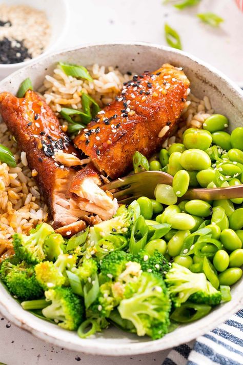 Salmon Recipes Broccoli, Vegetarian Light Meals, Healthy Mid Week Meals, Cold Salmon Bowl, Salmon Rice Bowl Meal Prep, Salmon Rice Edamame Bowl, Salmon And Edamame Recipes, Cold Rice Bowls, Cold Lunch Bowls